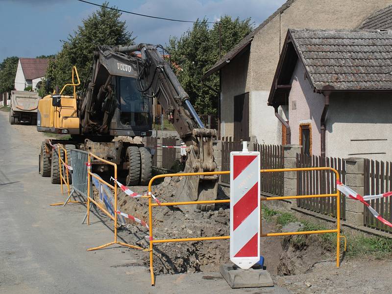 Výstavba vodovodu pro obyvatele Bořeňovic.