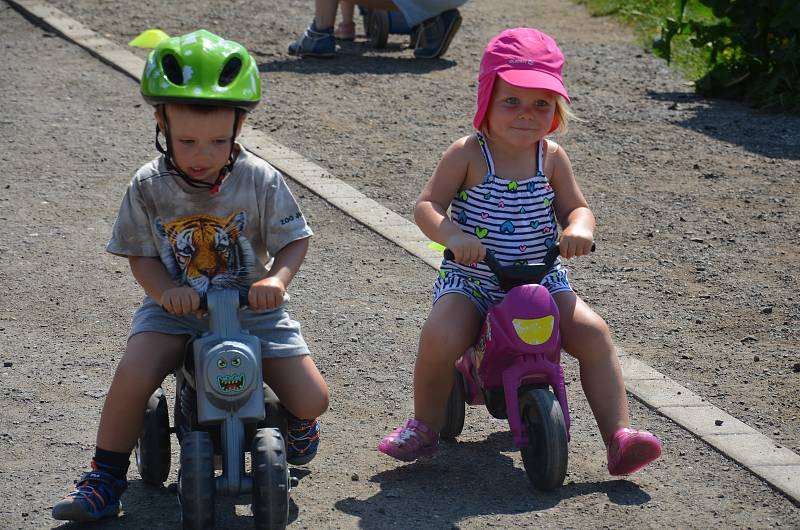 V Mateřské škole MiniSvět se jezdilo na všem, co mělo kola. Kdo projel cílovou páskou, získal řidičský cyklo-průkaz.