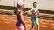Na kurtu je každý sám za sebe. Je nutné na to pamatovat již od začátku. Mladé tenisty na kurtu cvičí hlavně v oblasti koordinace, kterou potřebují získat.