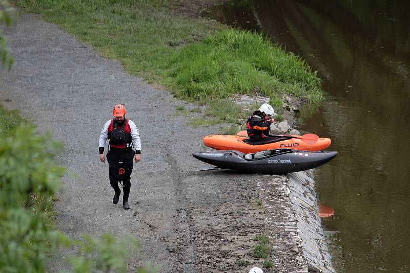 Vodáci si v neděli 23. května nenechali ujít příležitost pro své hobby. Ideální výšku hladiny využili k plavbě z Týnce nad Sázavou do Pikovic.