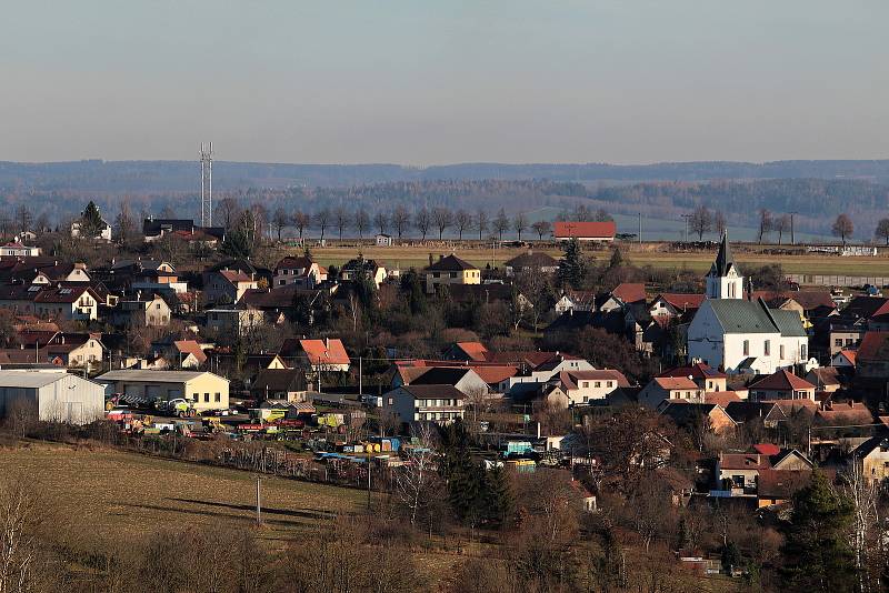 Výhled z rozhledny Kalamajka na Javornické hůře na Trhový Štěpánov.