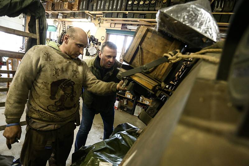 Americký tank M4 Sherman patří Pavlu Roglovi (vpravo). Mechanikem je Jan "Jelly" Šulc.