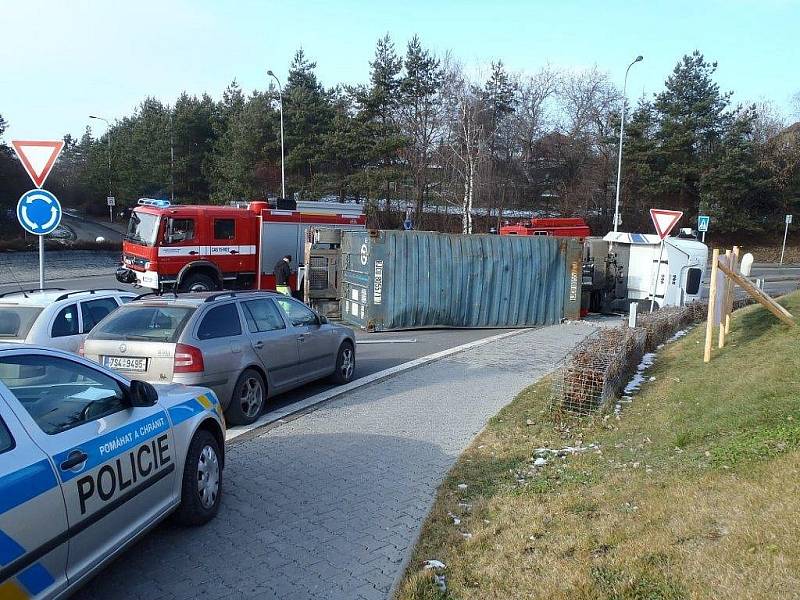 Řidička tahače vyvázla z nehody bez zranění. 