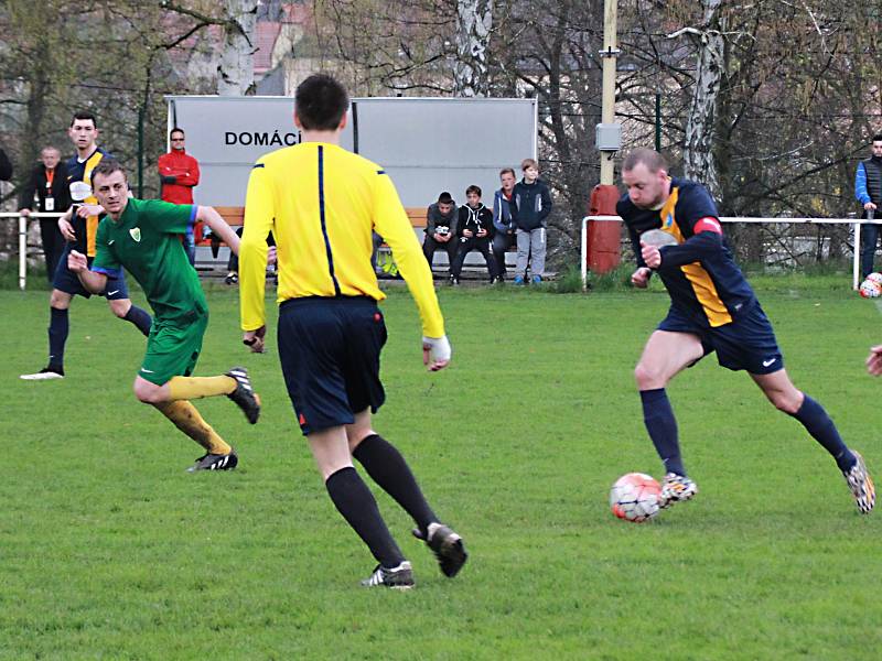 Fotbalisté Kondrace (v zeleném) na hřišti po posledním zápase byli na sestupovém místě, ale po nechtěném postupu některých týmů okresů, zůstali v I. B třídě. 