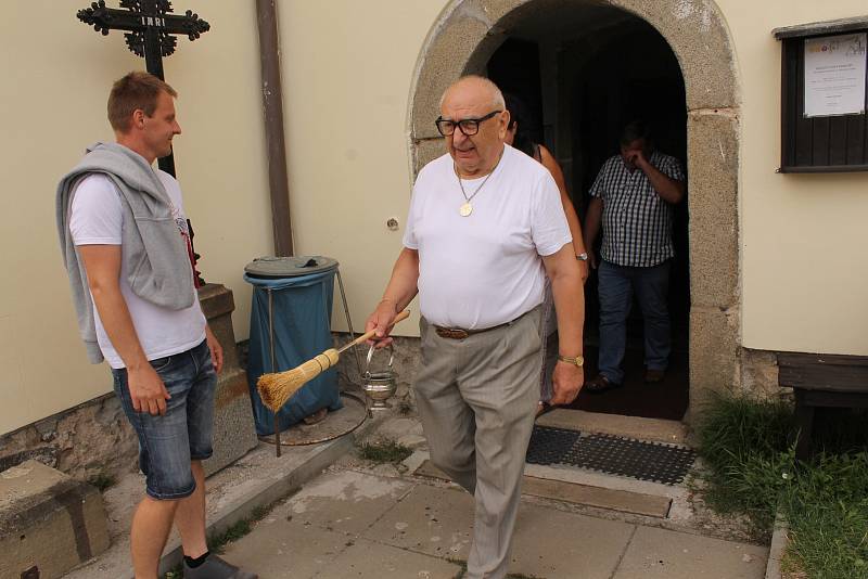 Bohoslužba a žehnání motorovým prostředkům v kostele sv. Jakuba a Filipa na Chvojně.