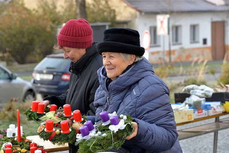 Před kostelem sv. Mikuláše v Benešově bylo v neděli rušno