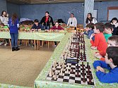 Vlašimské šachistky Nela Pýchová a Anežka Vlková porazily své soupeře v simultánce 19,5:1,5. 