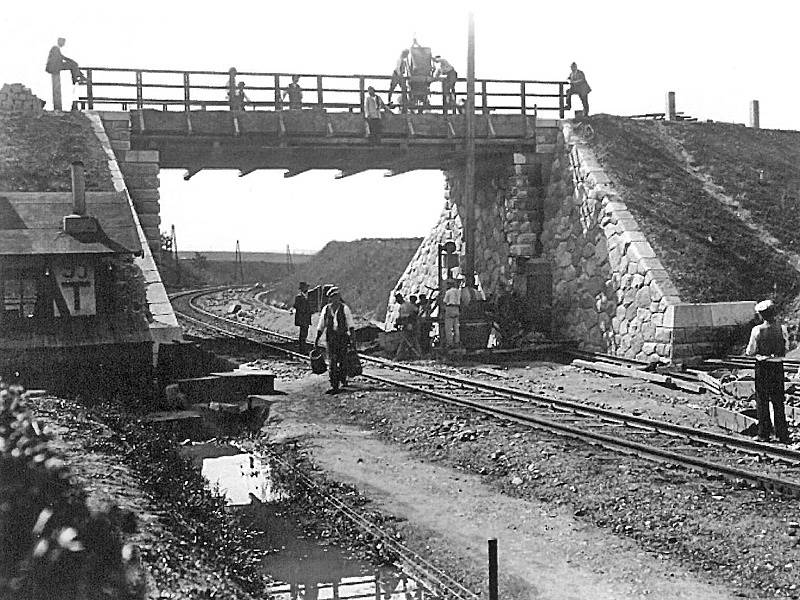 Stavba mostu přes uvažovanou dvoukolejku u Mokré Lhoty, který byl nakonec v roce 1985 zbouraný.