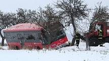 U Sulic na Benešovsku sjel autobus z krajnice.