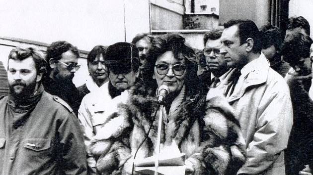 Vlasta Chromá hovoří v listopadu 1989 na benešovském Vítězném náměstí.
