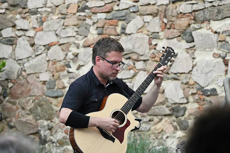 Z kytarového recitálu Adama Pavlíčka na dvorku Muzea umění a designu v Benešově.