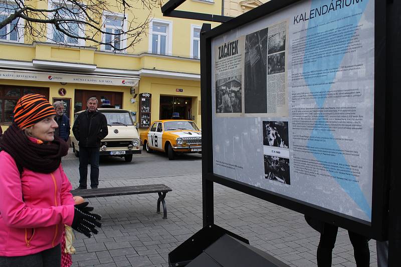 Z vernisáže panelové výstavy 'Tenkrát před 30 lety' na Masarykově náměstí v Benešově.