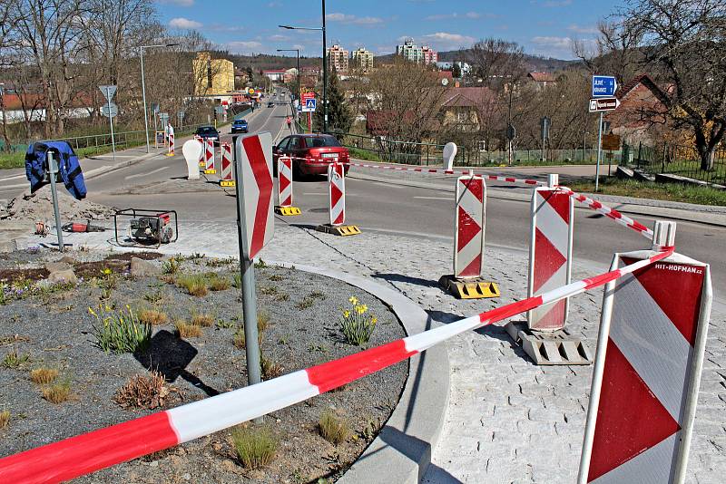 Oprava okružní křižovatky v Týnci končí, auta ale místem bez čekání projedou později.