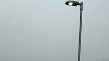 Lampa veřejného osvětlení na lávce přes dálnici D5 v Berouně.