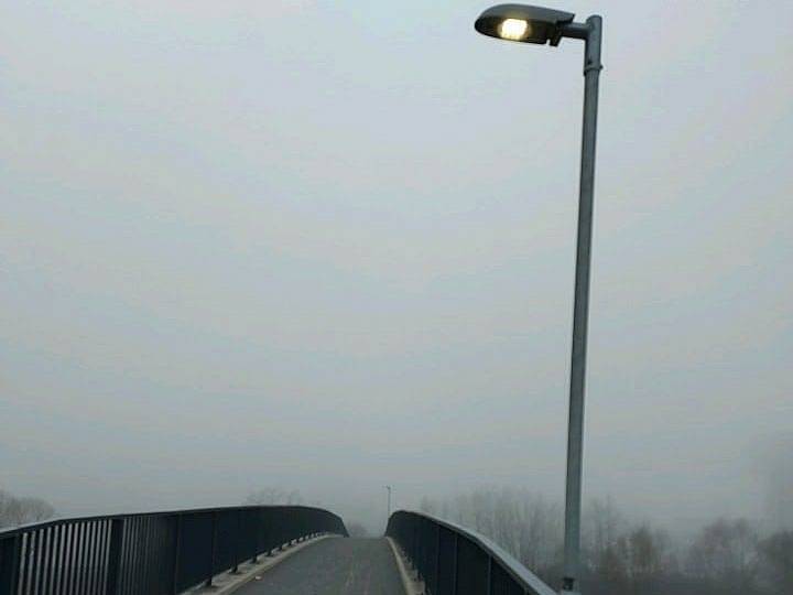 Lampa veřejného osvětlení na lávce přes dálnici D5 v Berouně.