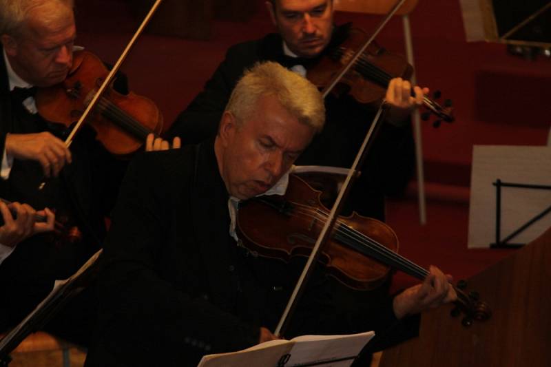 Ve vlašimském kostele vystoupil také houslový virtuóz Jaroslav Svěcený