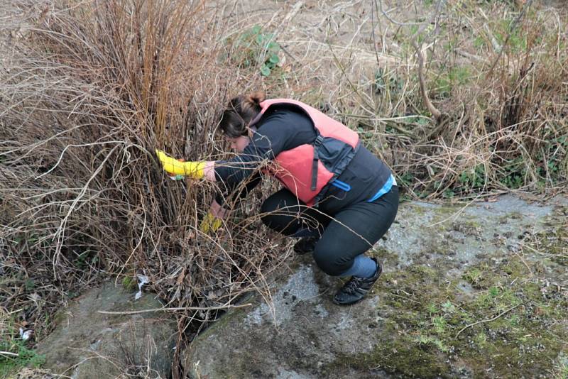 Desátý ročník akce Čistá řeka Sázava, den druhý. Dobrovolníci čistí řeku a její okolí od Krhanic ke Kamennému Přívozu.