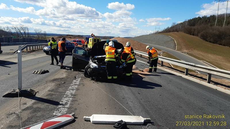 Střet dvou osobních automobilů na D6 na 40. kilometru u Rakovníka 27. března 2021.