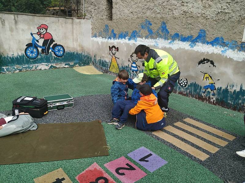 Sovičky z Mateřské školy Divišov a jejich Den dětí, Den matek a návštěva hasičů a záchranářů.