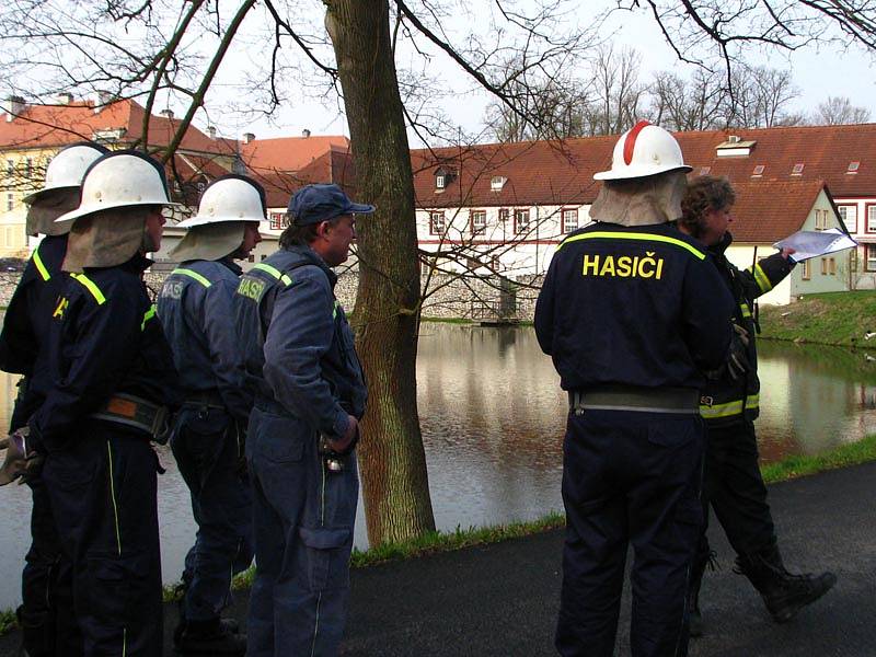 Velikonoční výcvik dobrovolných hasičů s požární technikou na Neveklovsku. 