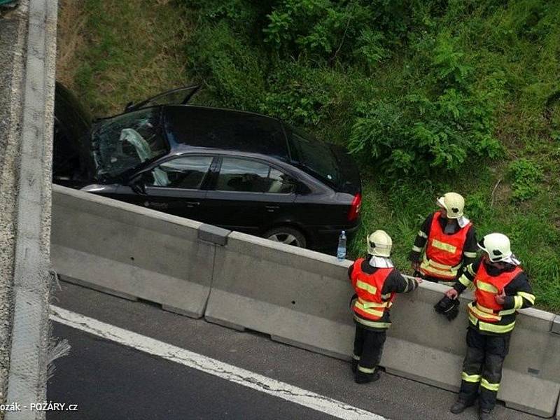 Vážná nehoda Škody Octavia zastavila v pondělí 8. července po poledni zcela provoz na 13. km dálnice D1 ve směru na Prahu a při přistání i vzletu vrtulníku LZS také na Brno. 