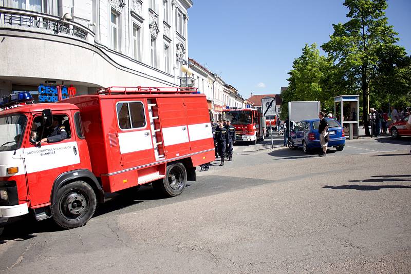 Hasičský den na Konopišti zahájili účastníci na Masarykově náměstí v Benešově.