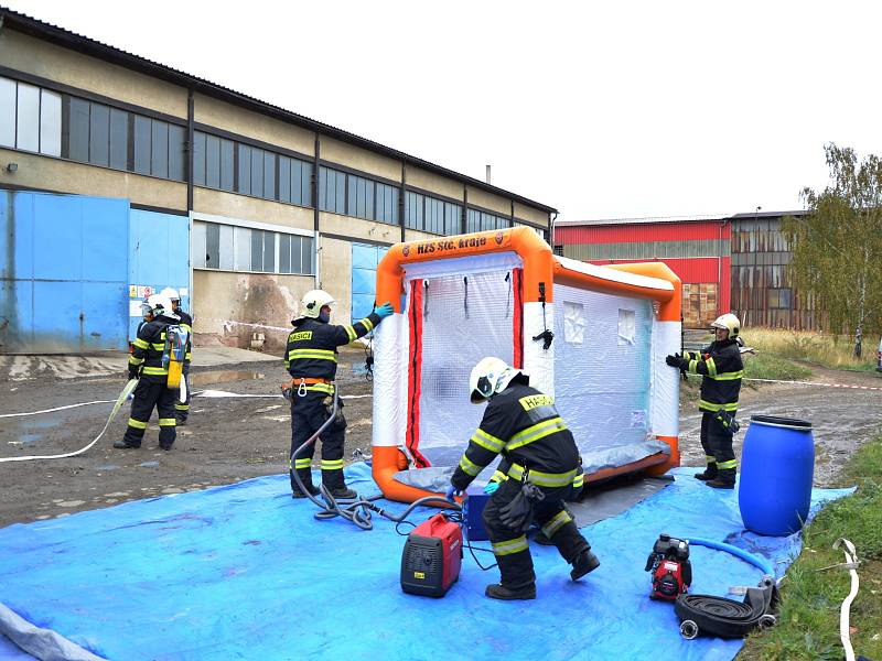 Složky IZS procvičovaly zásah u požáru s výskytem nebezečné látky