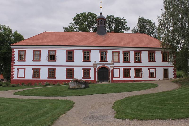 Díky literárnímu pořadu se mohli zájemci do třebešického zámku podívat.