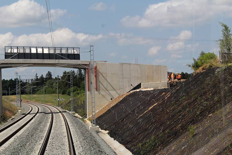 Ze slavnostního otevření úseku IV. železničního tranzitního koridou mezi Voticemi a Sudoměřicemi.