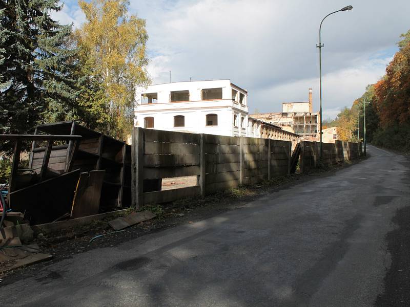 Silnice z Brodců do Zbořeného Kostelce v době, kdy docházelo k demolici staré továrny.