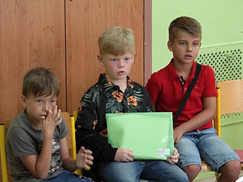 Konec školního roku a rozdávání vysvědčení v Základní škole Jiráskova v Benešově.