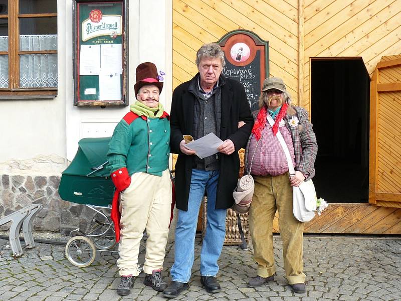 Masopust zahájili také v Pyšelích, a to tradičním průvodem masek.