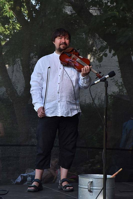 Výtěžek letošního festivalu CihlaFest půjde na opravu střechy Fary.