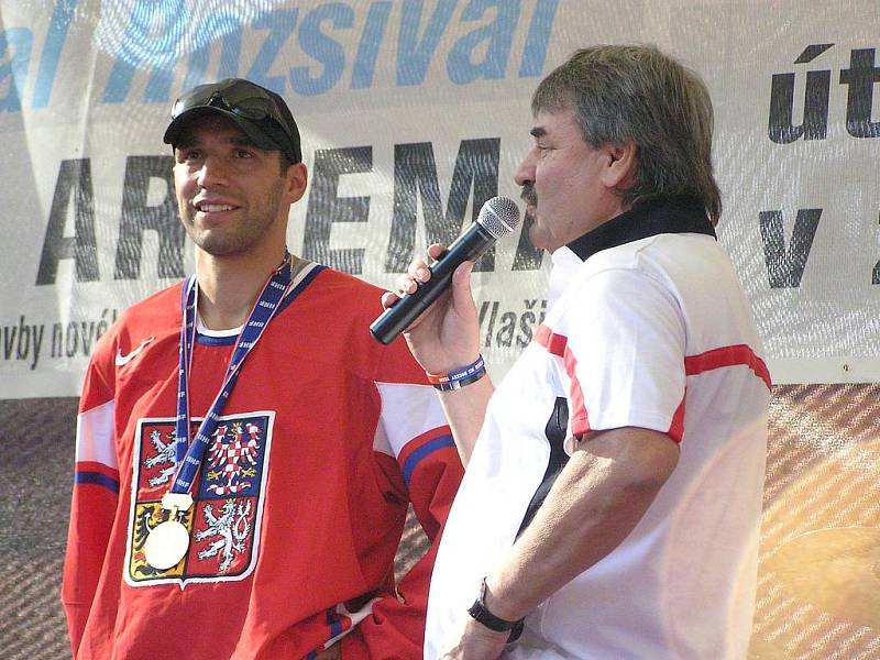 Hokejista Michal Rozsíval přivezl pohár mistrů světa do Vlašimi.
