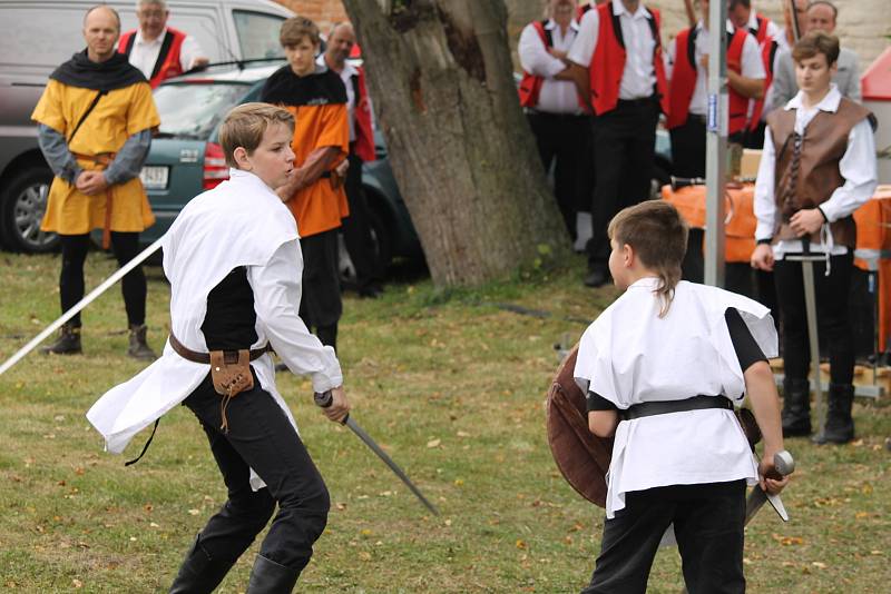 Průvod se svatým Václavem přivítalo obecenstvo pod Blaníkem.