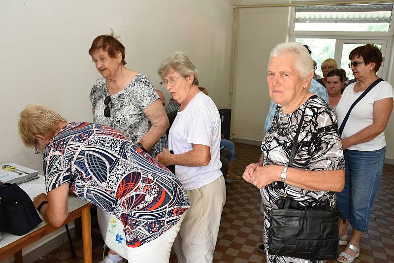 Z protestu proti rušení a omezování provozu středočeských osobních vlaků v Trhovém Štěpánově.