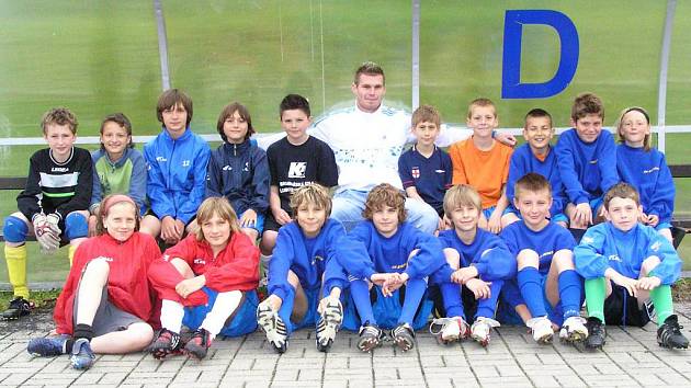 Po besedě se mladší žáci Benešova vyfotili s Miloslavem Strnadem, hráčem Baníku Ostrava.
