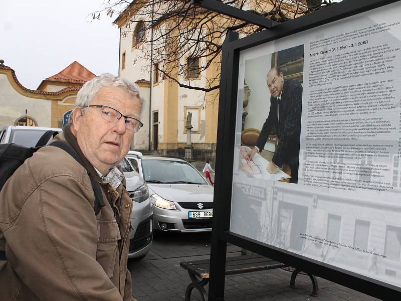 Z vernisáže panelové výstavy 'Tenkrát před 30 lety' na Masarykově náměstí v Benešově.