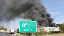 V Bělčicích hoří sklad pneumatik