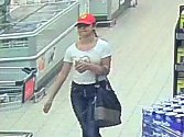 Ženu podezřelou z krádeže zachytily bezpečnostní kamery obchodu.