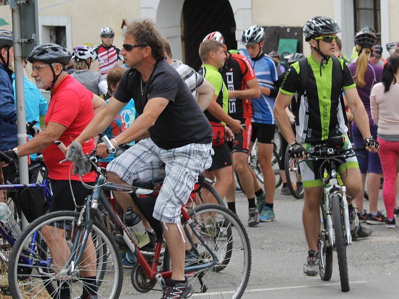 Blanický cyklorytíř 2016 startoval v Louňovicích pod Blaníkem. 