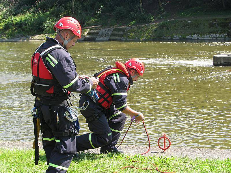 Benešovští hasiči a členové Vodácké školy záchrany předvedli různé způsoby záchrany topícího se vodáka pod jezem v Českém Šternberku. 