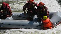 Benešovští hasiči a členové Vodácké školy záchrany předvedli různé způsoby záchrany topícího se vodáka pod jezem v Českém Šternberku. 