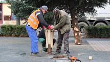 Transport a instalace vánočního stromu na Masarykovo náměstí.