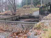 Rokování o dalším postupu při vypouštění Konopišťského rybníka, se konalo na jeho hrázi. 