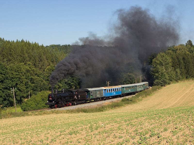 Nostalgický vlak na trati Posázavského Pacifiku.