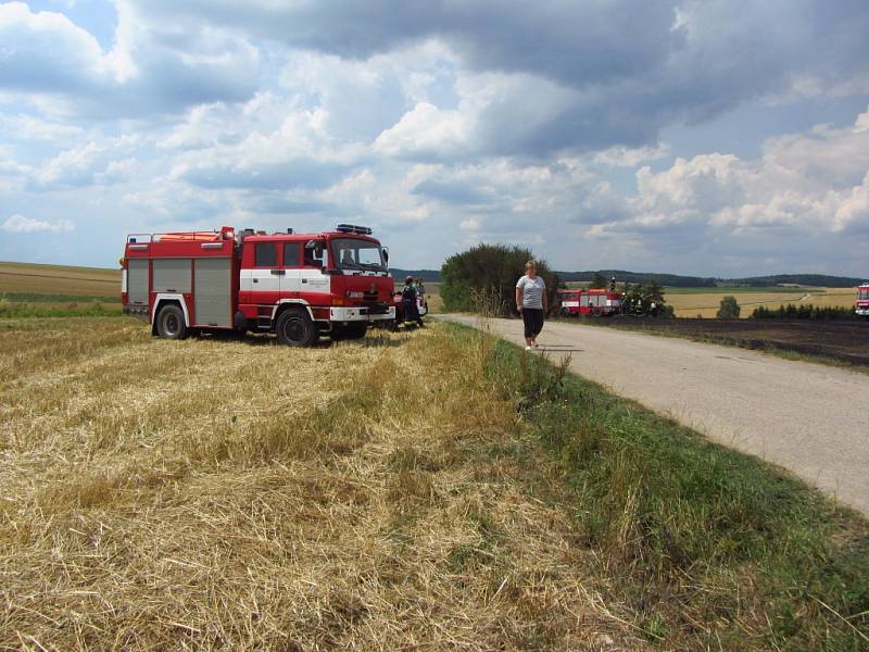 Požár obilného pole u Ctiboře.