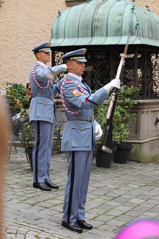 Komentovaná přehlídka Hradní stráže na Konopišti měla u návštěvníků velký ohlas.