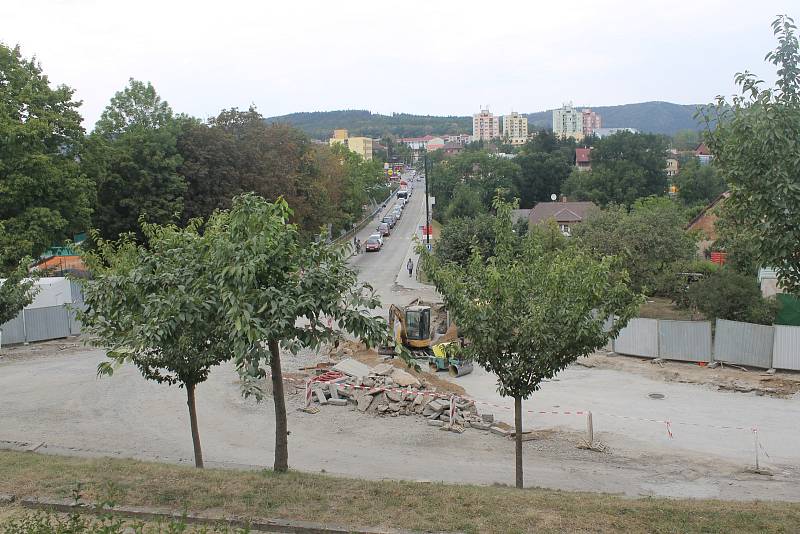 Zatímco řidiči v Týnci nad Sázavou stojí v koloně, plavci se koupou v Náklí v řece Sázavě.