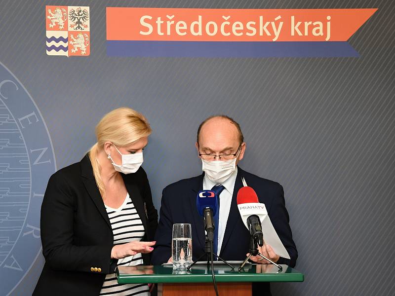 Z tiskové konference po jednání středočeského krizového štábu. Na snímku hejtmanka Petra Pecková a radní pro oblast zdravotnictví Pavel Pavlík.